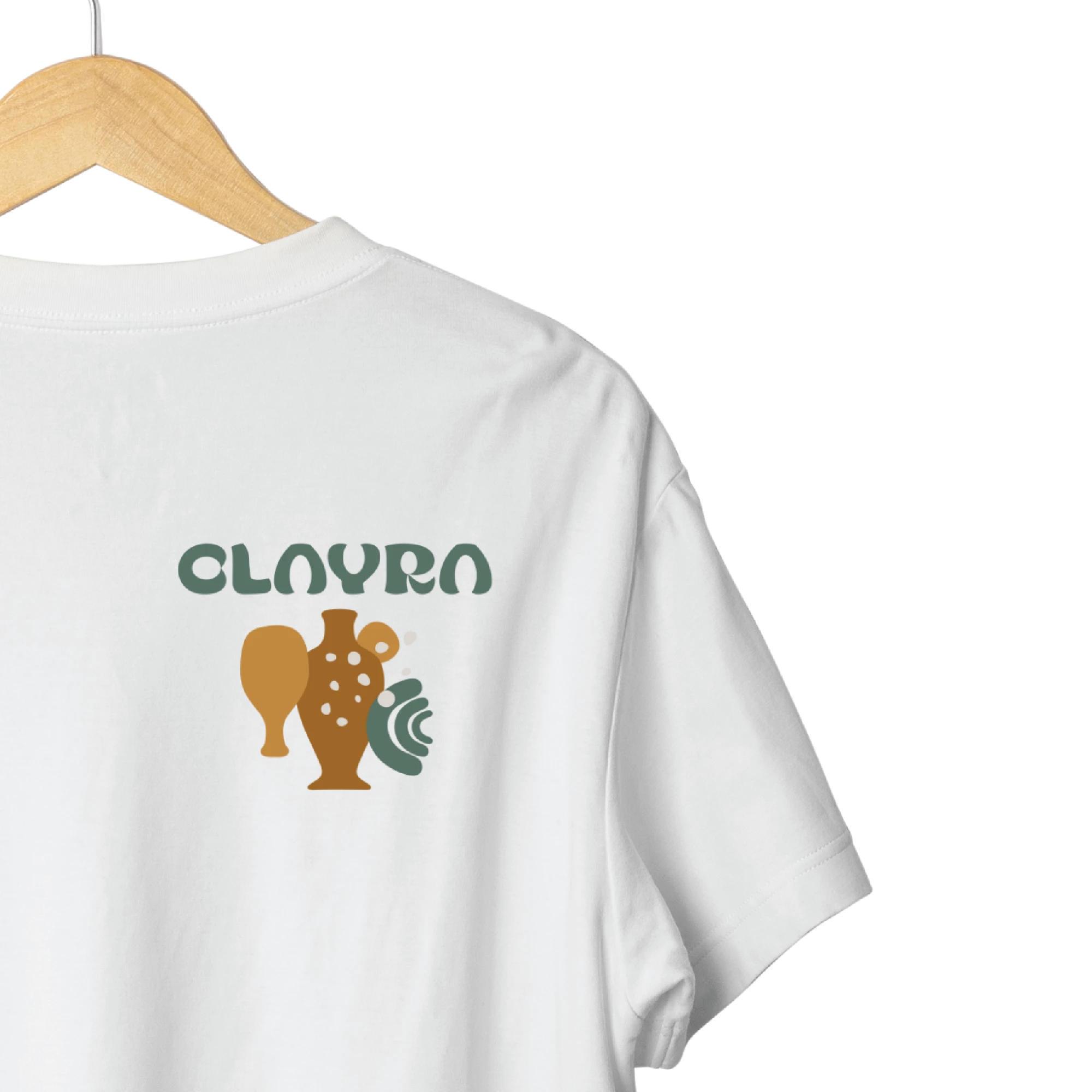 Clayra: logotip z ilustracijo vaz na beli majici