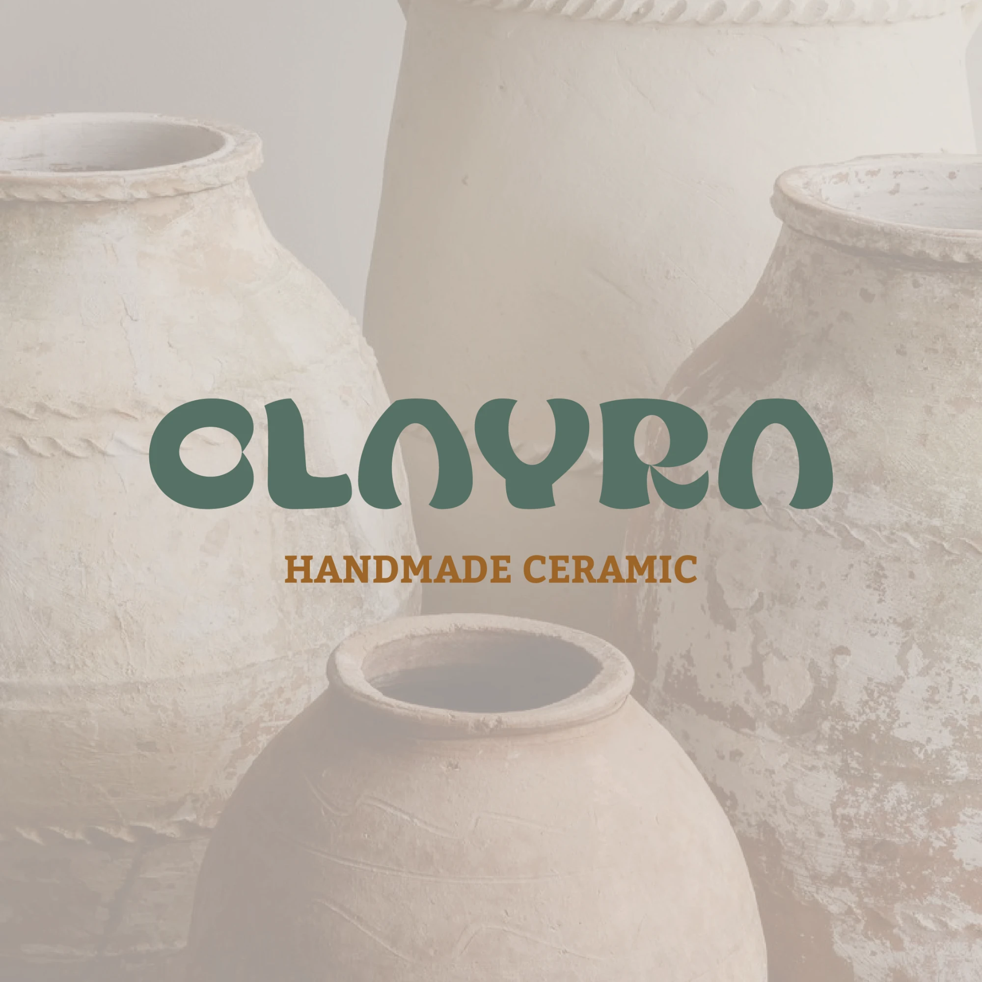 Clayra: zeleni logotip in napis Handmade ceramic na fotografiji glinenih vaz